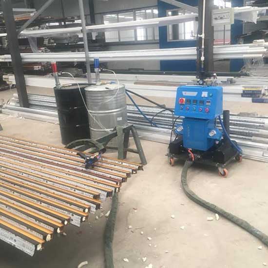 鋁型材填充發(fā)泡機(jī)(圖1) Q2600D定時定量聚氨酯斷橋鋁型材填充發(fā)泡機(jī)
